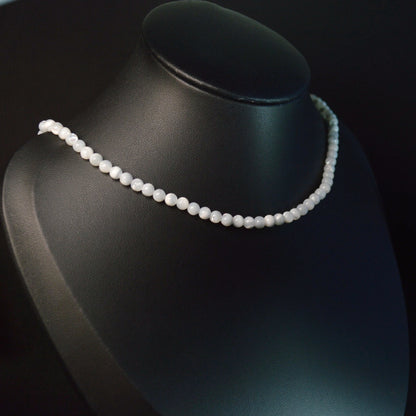Handgemachte Perlmutt Halskette mit 4mm Perlen – hochwertiger Naturschmuck auf Büste.