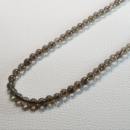 Handgemachte Rauchquarz Halskette mit Kristallperlen – hochwertiger Naturstein-Schmuck.