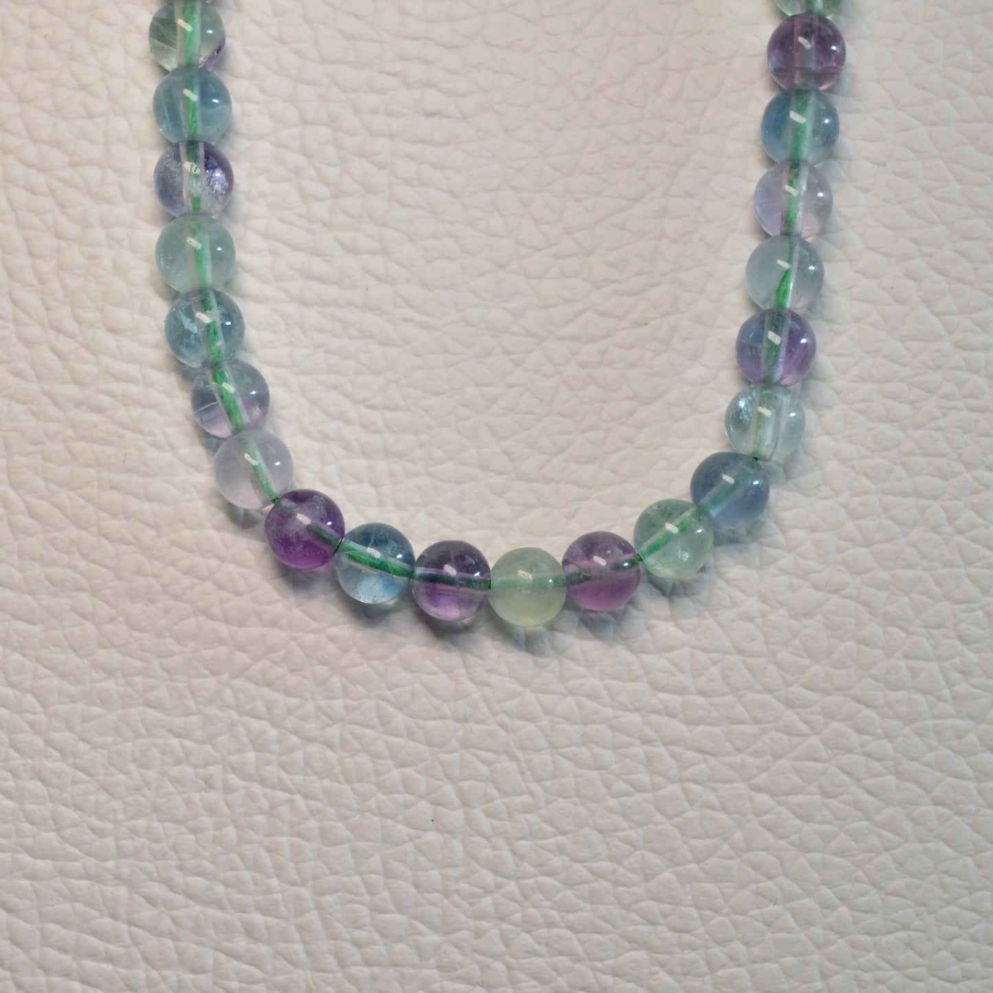 Handgemachte Regenbogenfluorit Halskette mit mehrfarbigen Kristallperlen – hochwertiger Naturstein-Schmuck.