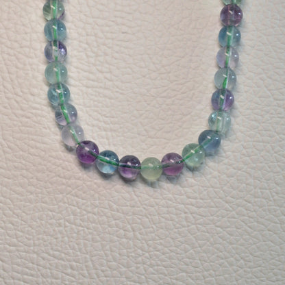 Handgemachte Regenbogenfluorit Halskette mit mehrfarbigen Kristallperlen – hochwertiger Naturstein-Schmuck.