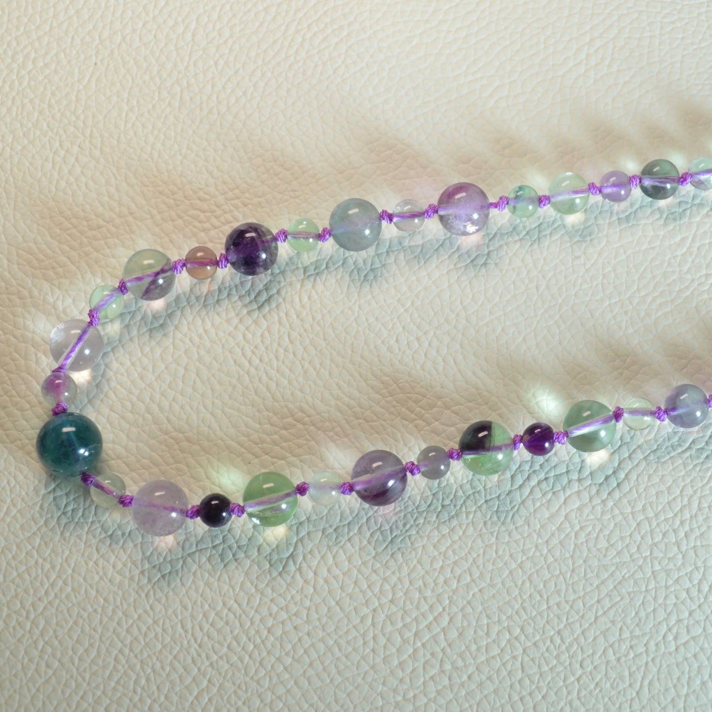 Handgemachte Regenbogenfluorit Halskette mit verlaufenden Kristallperlen – hochwertiger Naturstein-Schmuck.