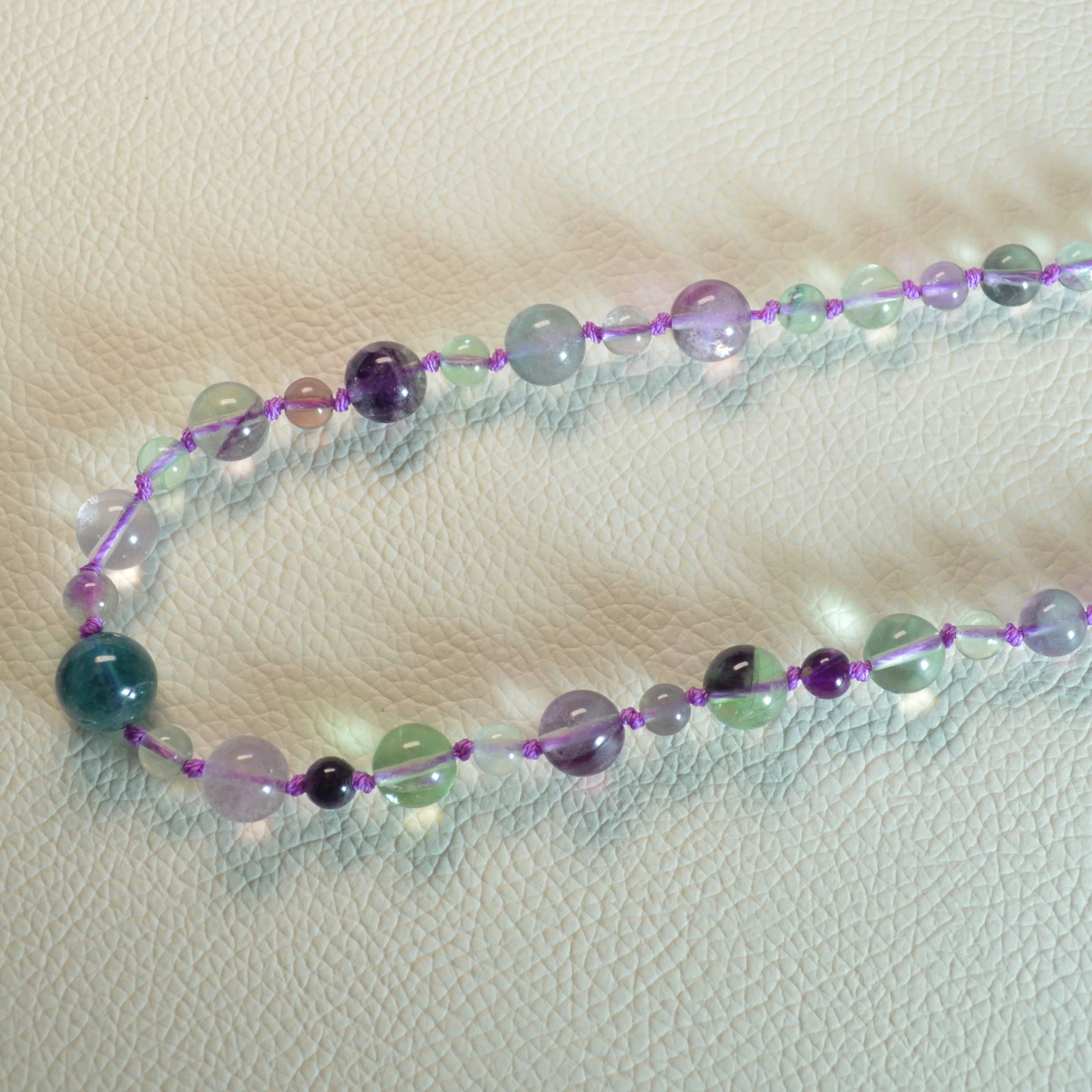 Handgemachte Regenbogenfluorit Halskette mit verlaufenden Kristallperlen – hochwertiger Naturstein-Schmuck.