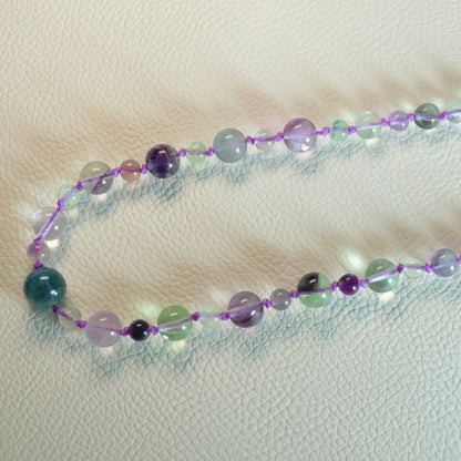 Handgemachte Regenbogenfluorit Halskette mit verlaufenden Kristallperlen – hochwertiger Naturstein-Schmuck.