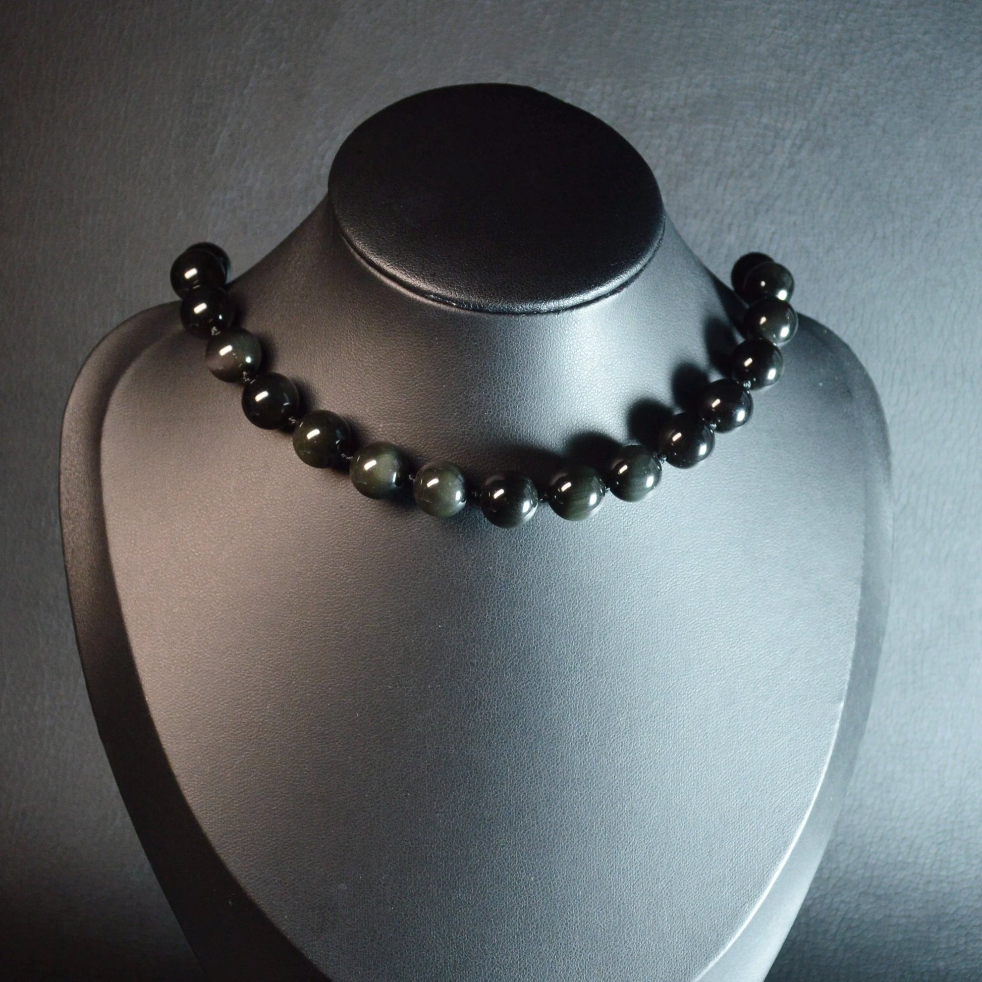 Handgemachte Regenbogenobsidian Halskette mit schillernden Kristallperlen – hochwertiger Naturstein-Schmuck auf Büste.