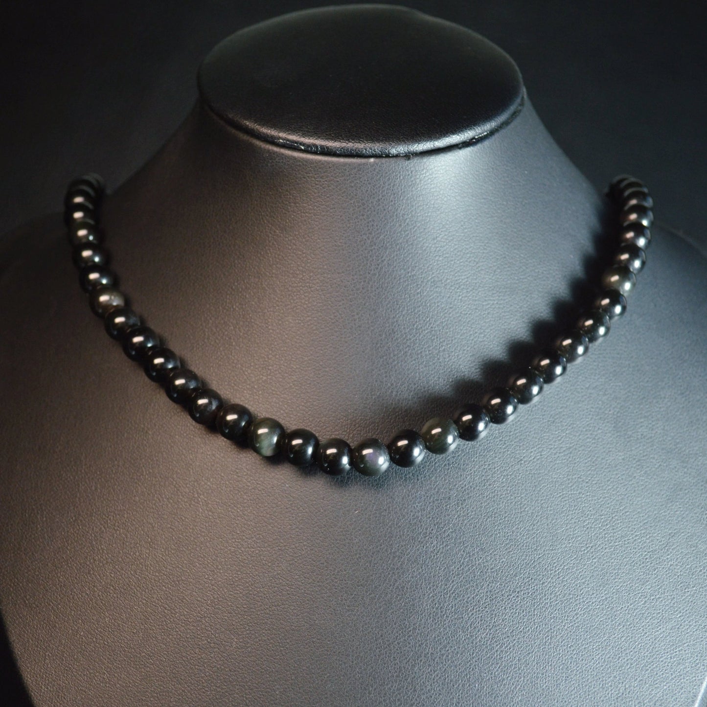 Handgemachte Regenbogenobsidian Halskette mit schillernden Kristallperlen – hochwertiger Naturstein-Schmuck auf Büste.