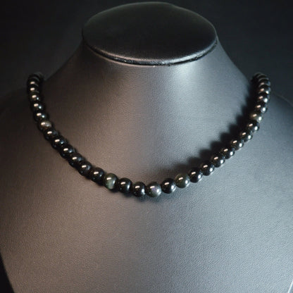 Handgemachte Regenbogenobsidian Halskette mit schillernden Kristallperlen – hochwertiger Naturstein-Schmuck auf Büste.