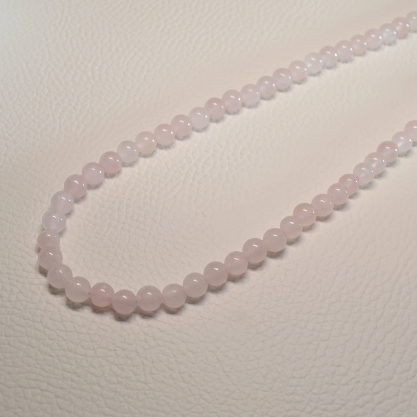 Handgemachte Rosenquarz Halskette mit Kristallperlen – hochwertiger Naturstein-Schmuck.