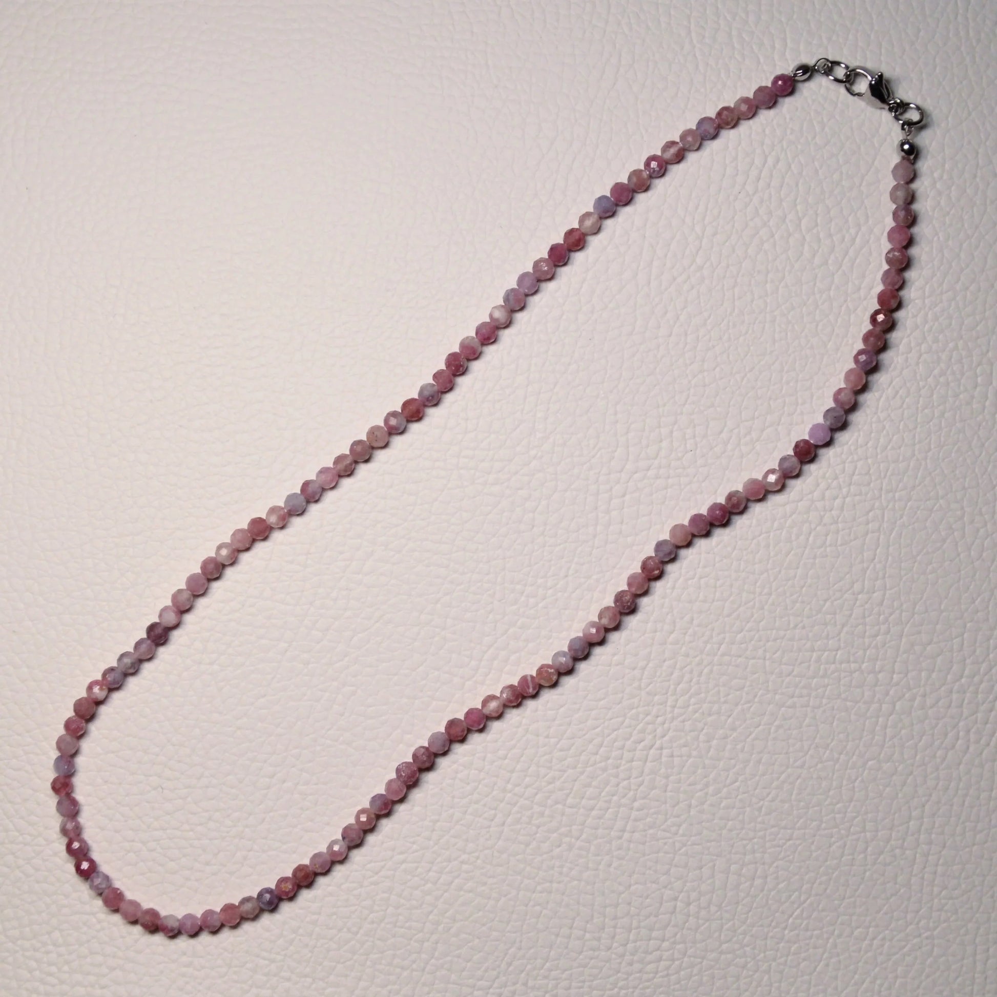 Handgemachte Rubellit Turmalin Halskette mit facettierten Kristallperlen – hochwertiger Naturstein-Schmuck.