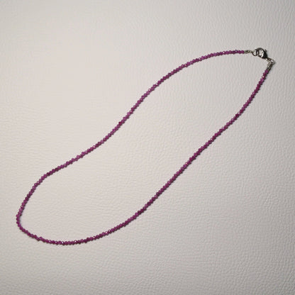 Handgemachte Rubin Halskette mit facettierten Kristallperlen – hochwertiger Naturstein-Schmuck.