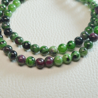 Handgemachte Rubin in Zoisit Halskette mit Kristallperlen – hochwertiger Naturstein-Schmuck.