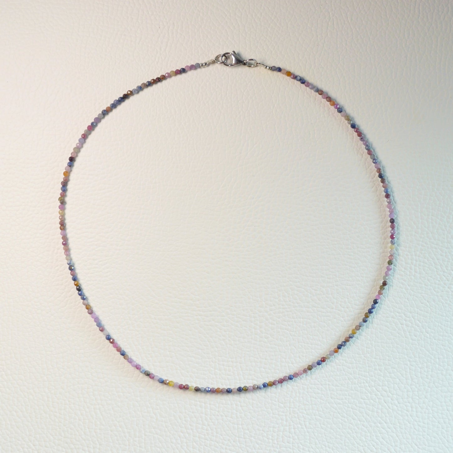Handgemachte Rubin Saphir Halskette mit facettierten Kristallperlen – hochwertiger Naturstein-Schmuck.
