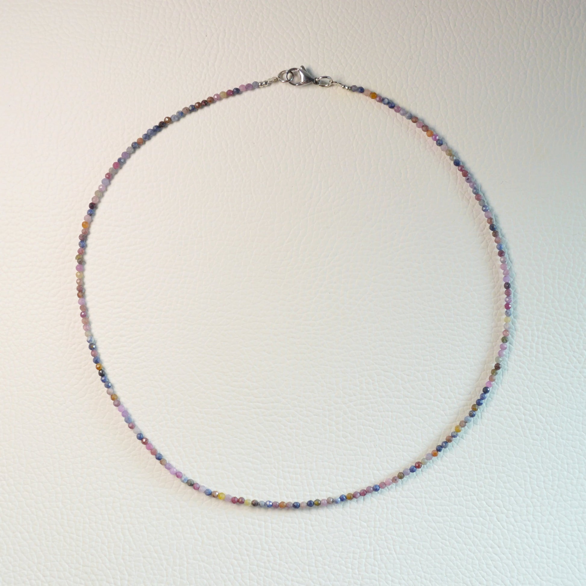 Handgemachte Rubin Saphir Halskette mit facettierten Kristallperlen – hochwertiger Naturstein-Schmuck.