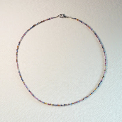 Handgemachte Rubin Saphir Halskette mit facettierten Kristallperlen – hochwertiger Naturstein-Schmuck.