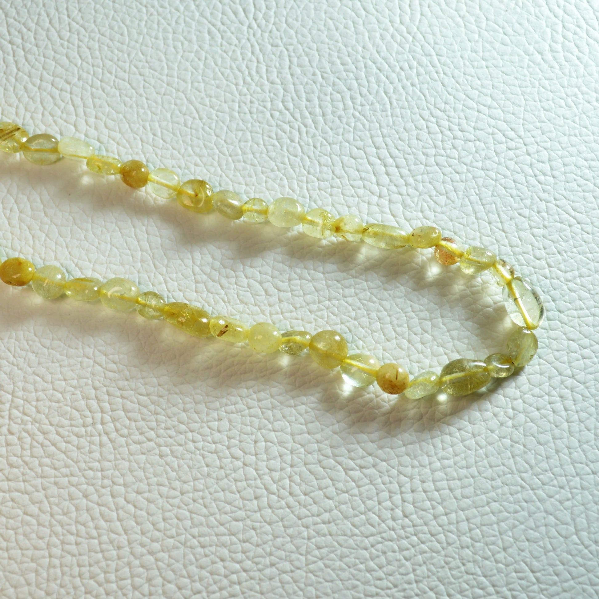 Handgemachte Rutilquarz Halskette mit  Kristalnuggets – hochwertiger Naturstein-Schmuck.