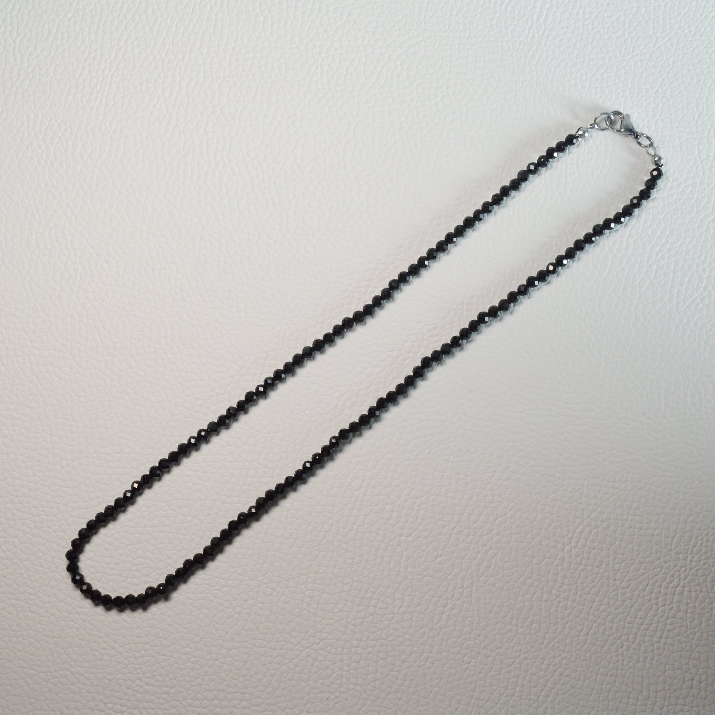 Handgemachte Schörl Turmalin Halskette mit facettierten Kristallperlen – hochwertiger Naturstein-Schmuck.