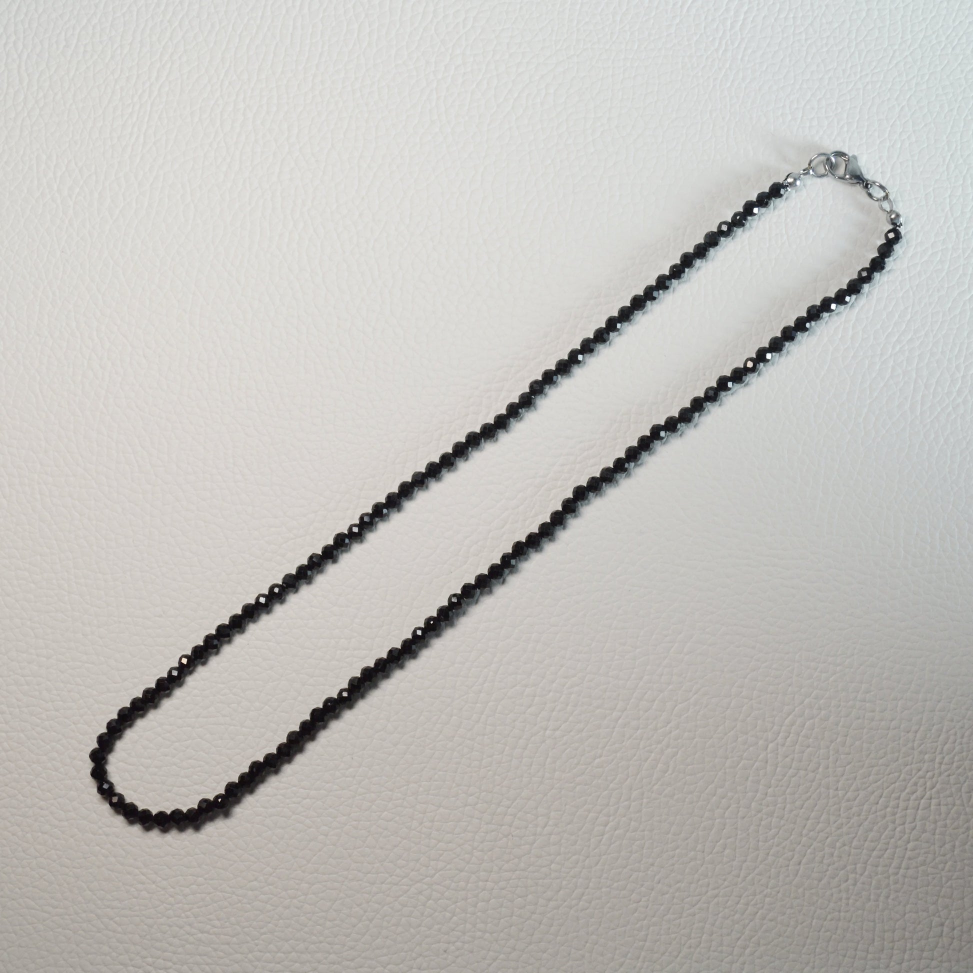 Handgemachte Schörl Turmalin Halskette mit facettierten Kristallperlen – hochwertiger Naturstein-Schmuck.