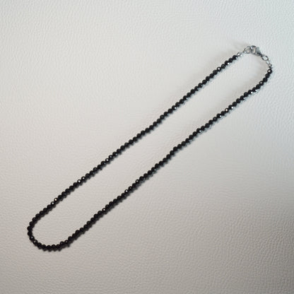 Handgemachte Schörl Turmalin Halskette mit facettierten Kristallperlen – hochwertiger Naturstein-Schmuck.