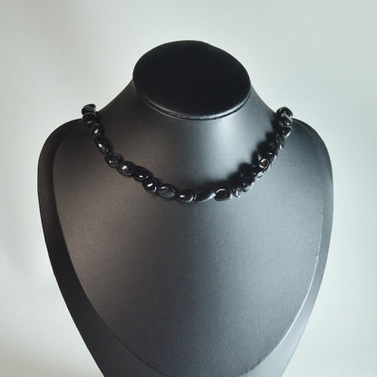 Handgemachte Schörl-Turmalin Halskette auf Büste – hochwertiger Naturstein-Schmuck.