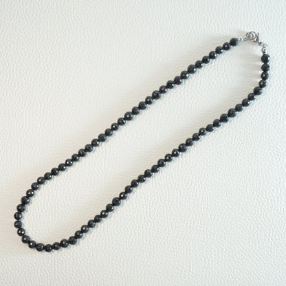 Handgemachte Schörl Turmalin Halskette mit facettierten Kristallperlen – hochwertiger Naturstein-Schmuck.