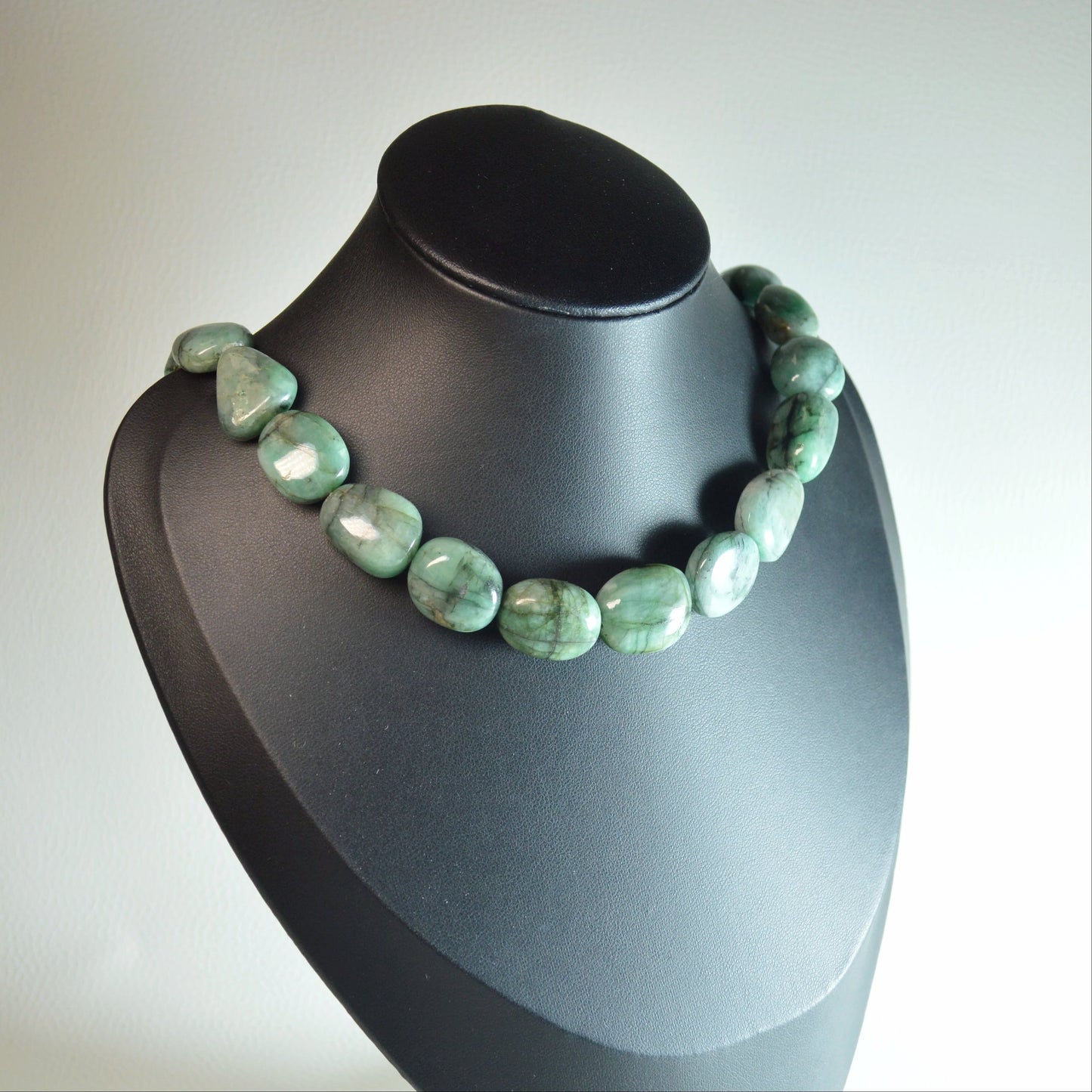 Handgemachte Smaragd Halskette auf Büste – hochwertiger Naturstein-Schmuck.