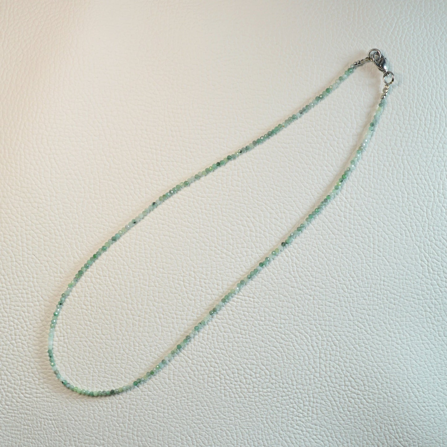 Handgemachte Smaragd Halskette mit facettierten Kristallperlen – hochwertiger Naturstein-Schmuck.