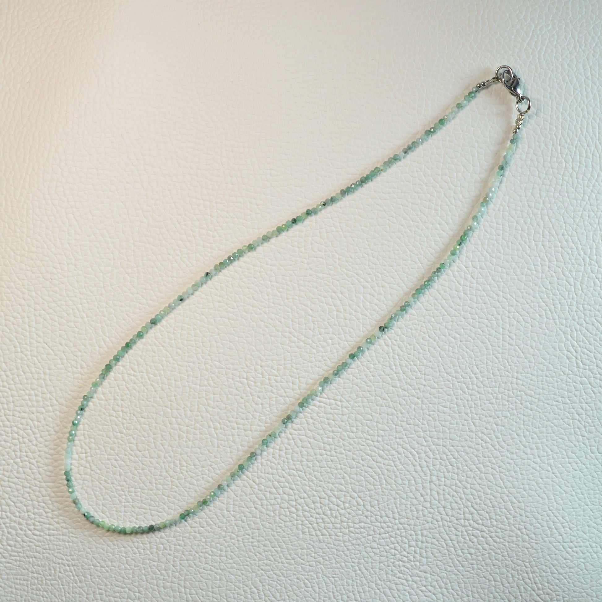 Handgemachte Smaragd Halskette mit facettierten Kristallperlen – hochwertiger Naturstein-Schmuck.