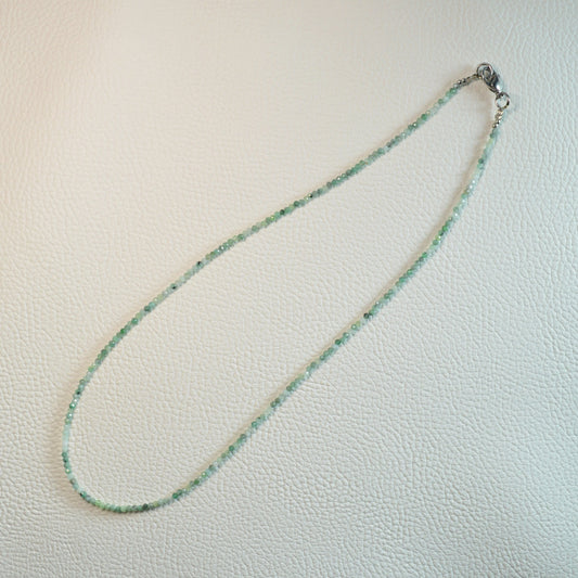 Handgemachte Smaragd Halskette mit facettierten Kristallperlen – hochwertiger Naturstein-Schmuck.