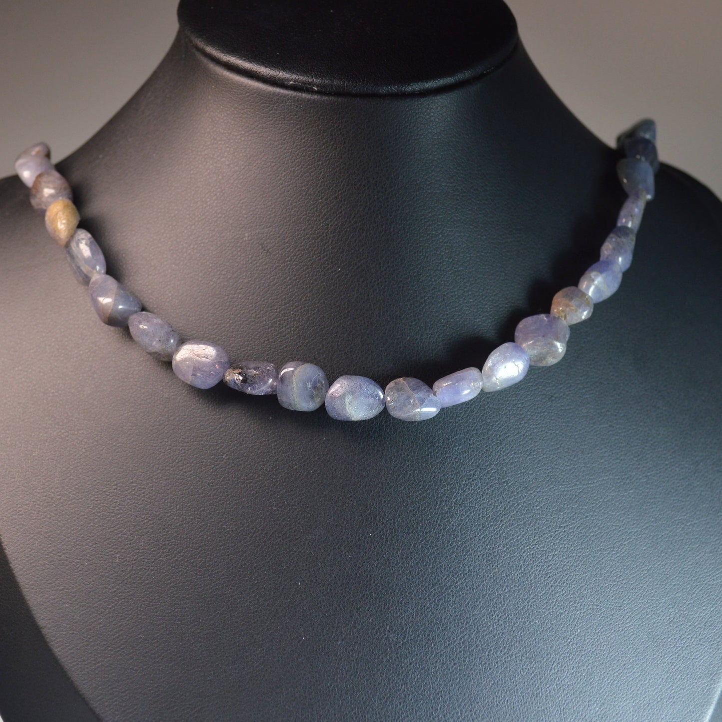 Handgemachte Tansanit Halskette mit echten Kristallen – hochwertiger Naturstein-Schmuck.