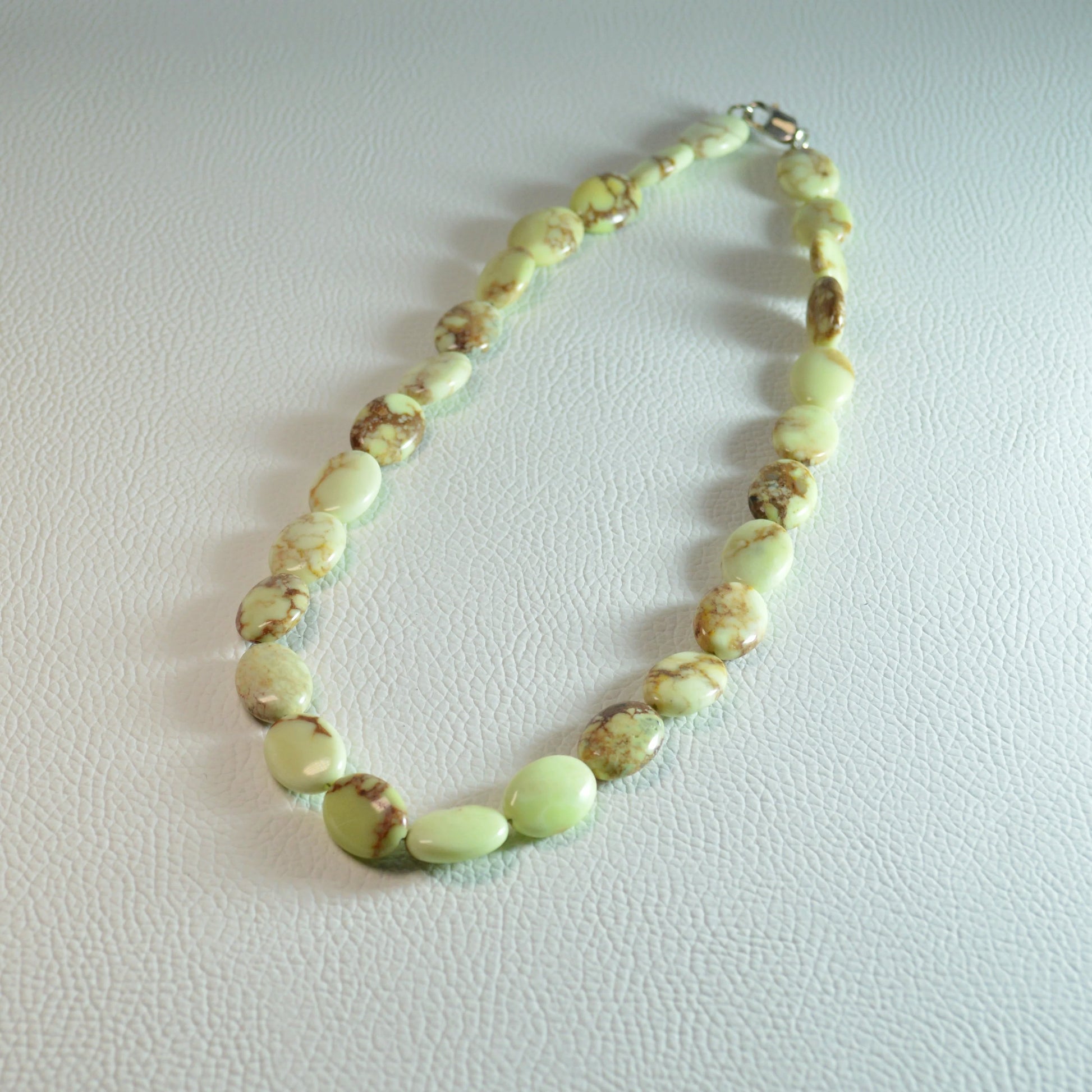 Handgemachte Zitronen Chrysopras Halskette – hochwertiger Naturstein-Schmuck. Gesamtansicht.