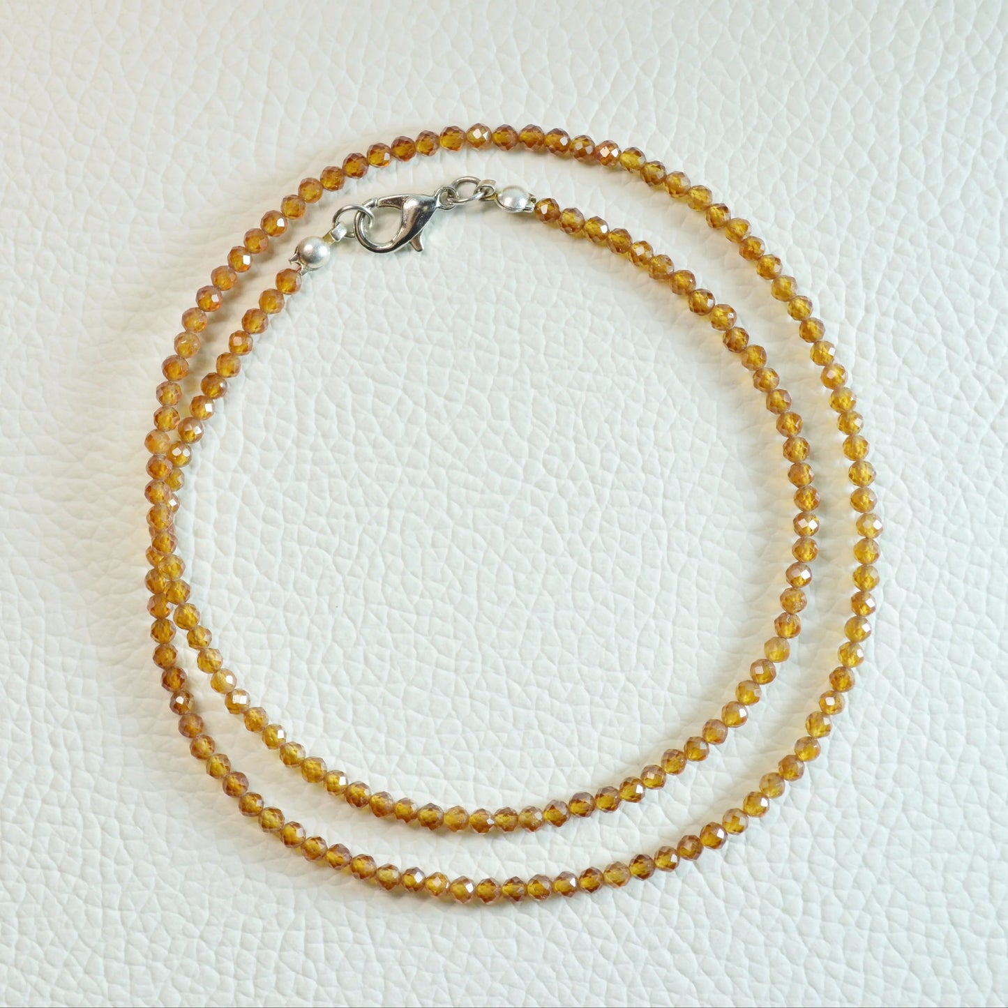 Hessonit-Granat Halskette aus 3mm facettierten Natursteinperlen, 45 cm lang, mit Metallverschluss – Edelsteinschmuck.