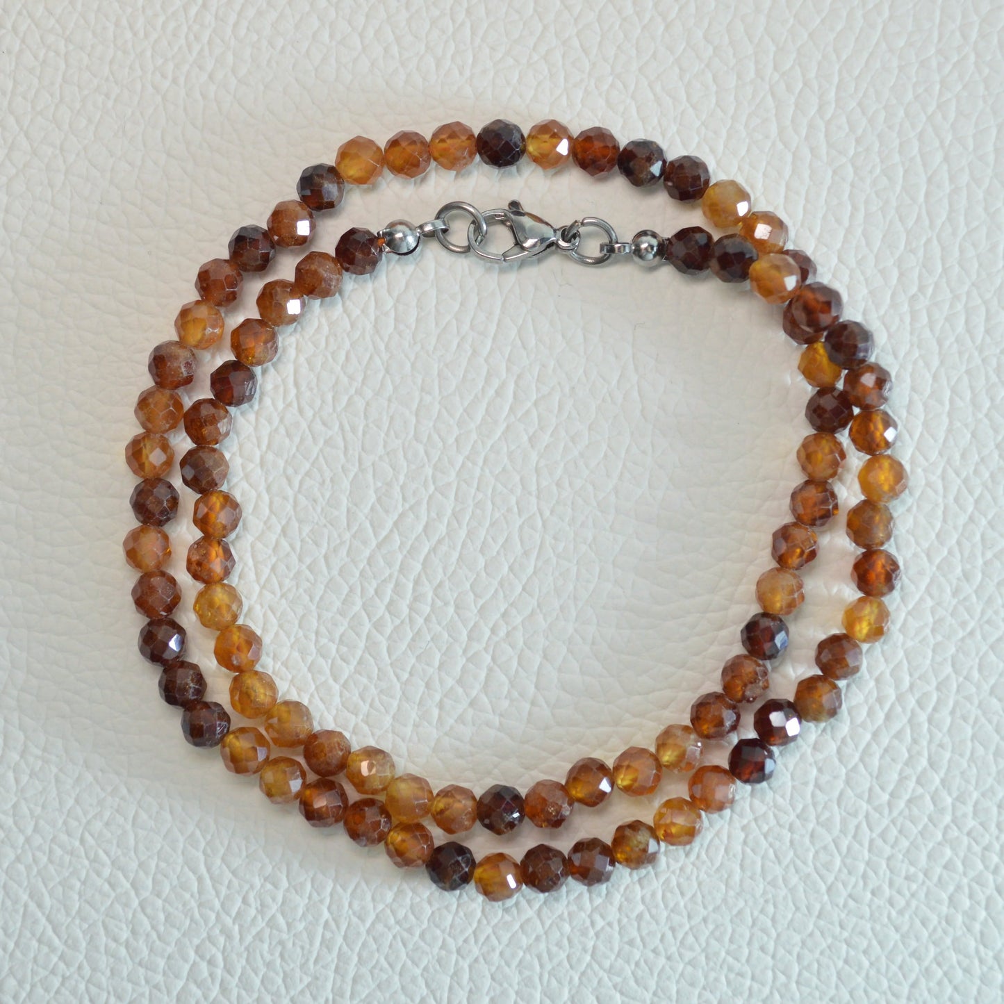 Hessonit Granat Halskette aus 5mm facettierten Natursteinperlen, 45 cm lang, mit Metallverschluss – Edelsteinschmuck.