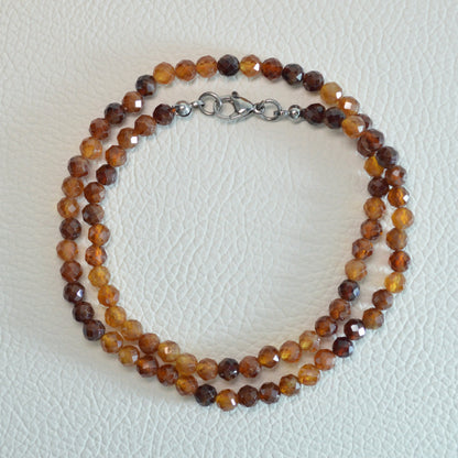 Hessonit Granat Halskette aus 5mm facettierten Natursteinperlen, 45 cm lang, mit Metallverschluss – Edelsteinschmuck.