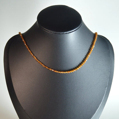 Hessonit Granat Perlenkette aus 3mm Naturstein – Kristallschmuck mit Metallverschluss auf Büste.