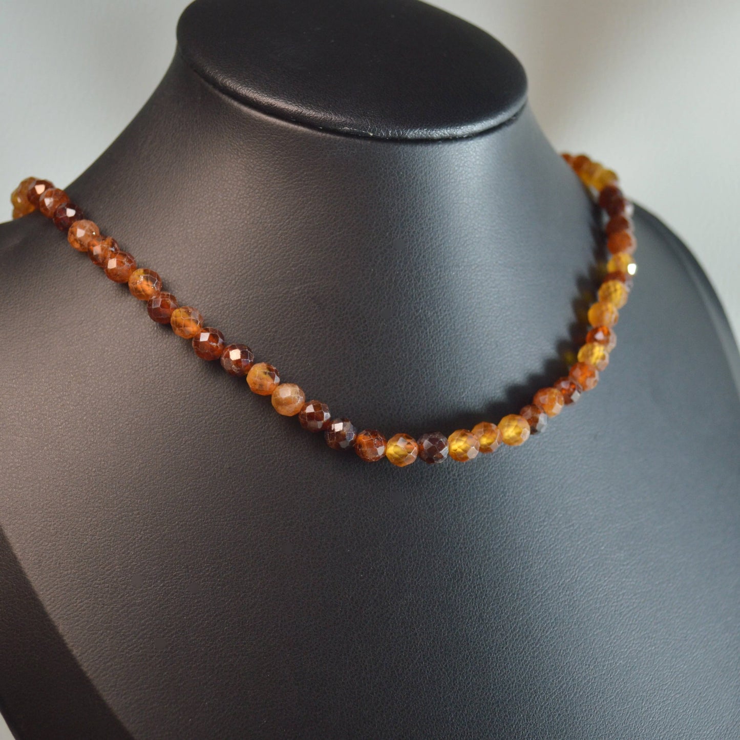 Hessonit Granat Perlenkette aus 5mm Naturstein – Kristallschmuck mit Metallverschluss auf Büste.