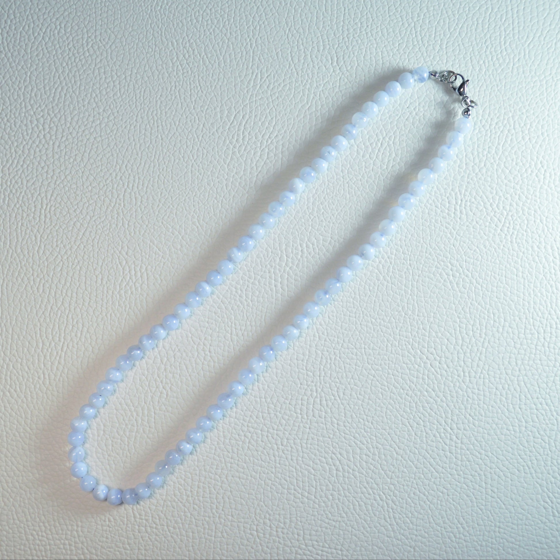 Hochwertige Blauer Chalcedon Halskette aus Namibia mit 6mm Perlen – edles Naturstein-Unikat. Gesamtansicht.