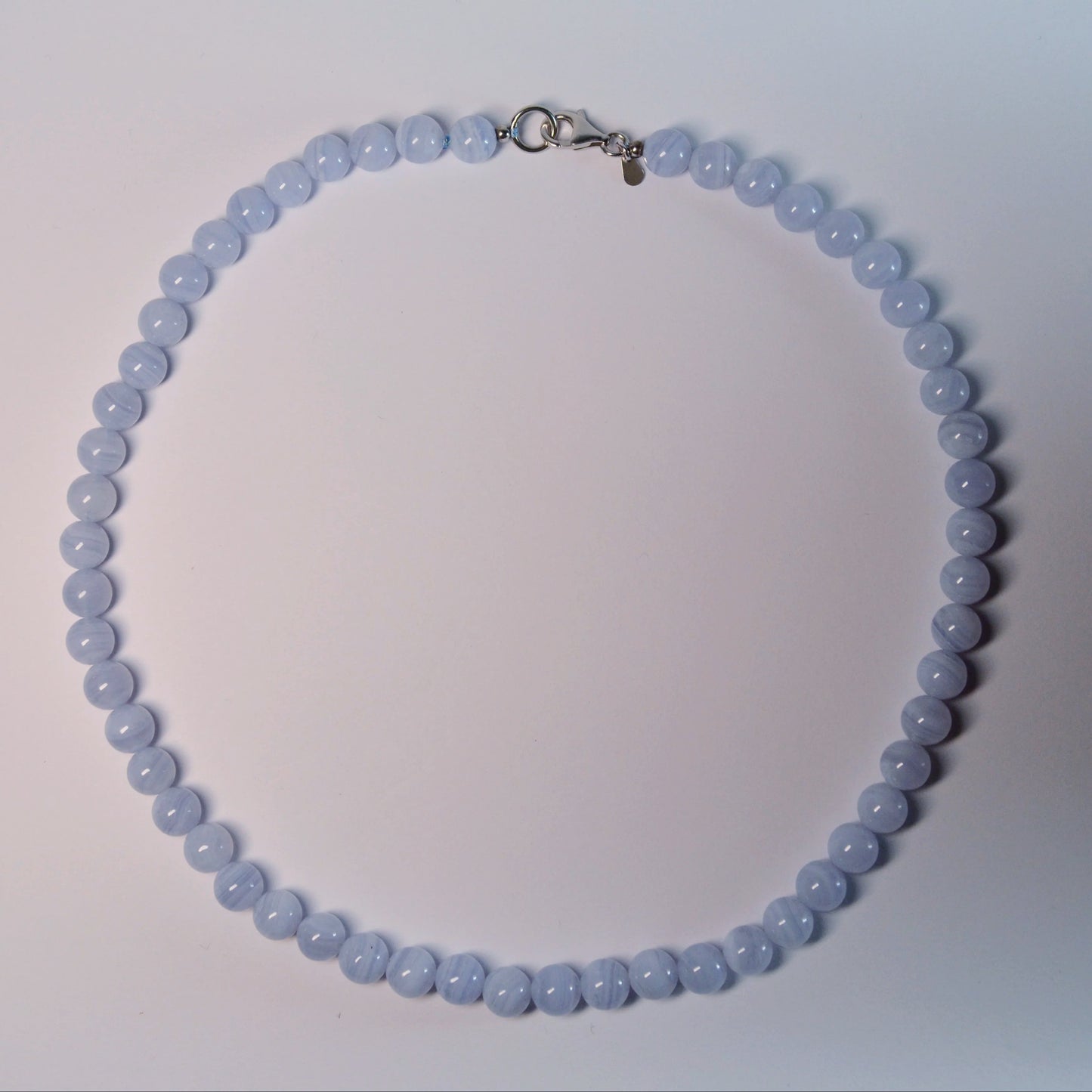 Hochwertige Chalcedon Halskette aus Namibia mit 8 mm Perlen und 925 Sterlingsilber Verschluss – edles Naturstein-Unikat. Gesamtansicht.