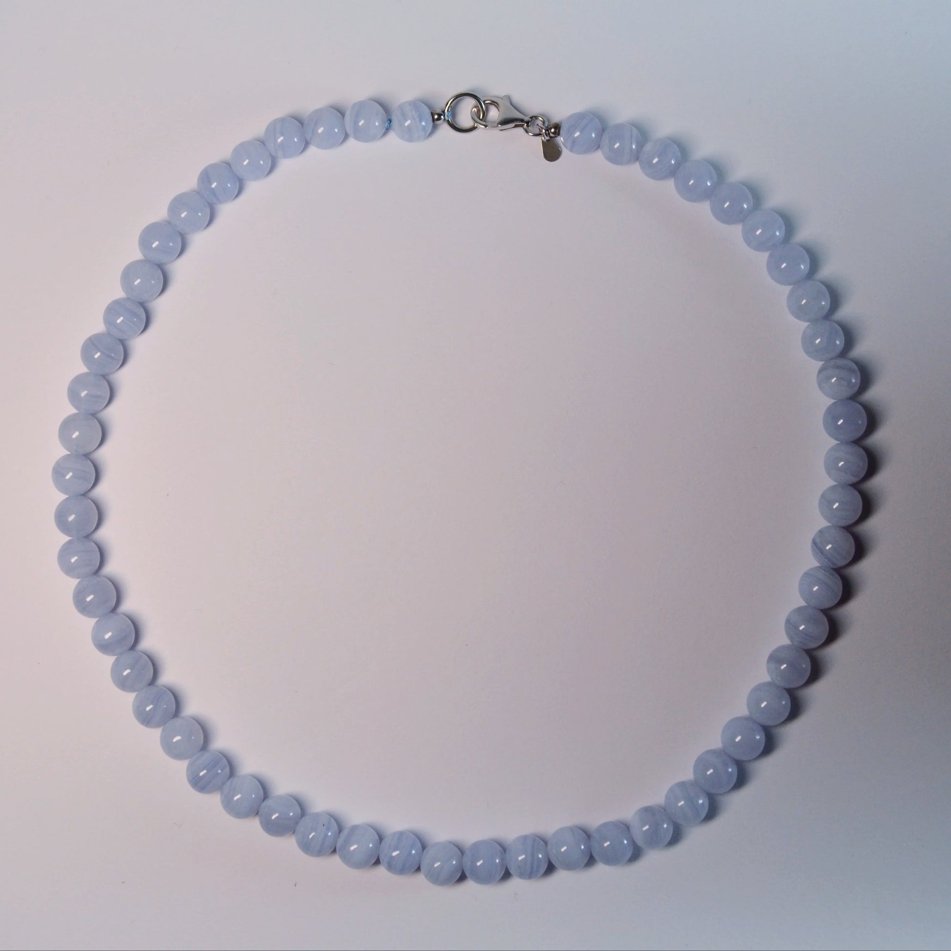 Hochwertige Chalcedon Halskette aus Namibia mit 8 mm Perlen und 925 Sterlingsilber Verschluss – edles Naturstein-Unikat. Gesamtansicht.