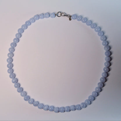 Hochwertige Chalcedon Halskette aus Namibia mit 8 mm Perlen und 925 Sterlingsilber Verschluss – edles Naturstein-Unikat. Gesamtansicht.