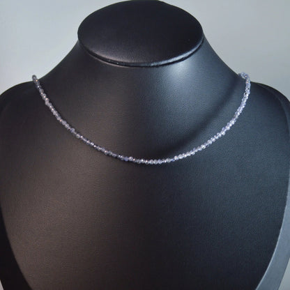 Iolith Perlenkette aus 2mm Naturstein – Kristallschmuck mit Metallverschluss auf Büste.