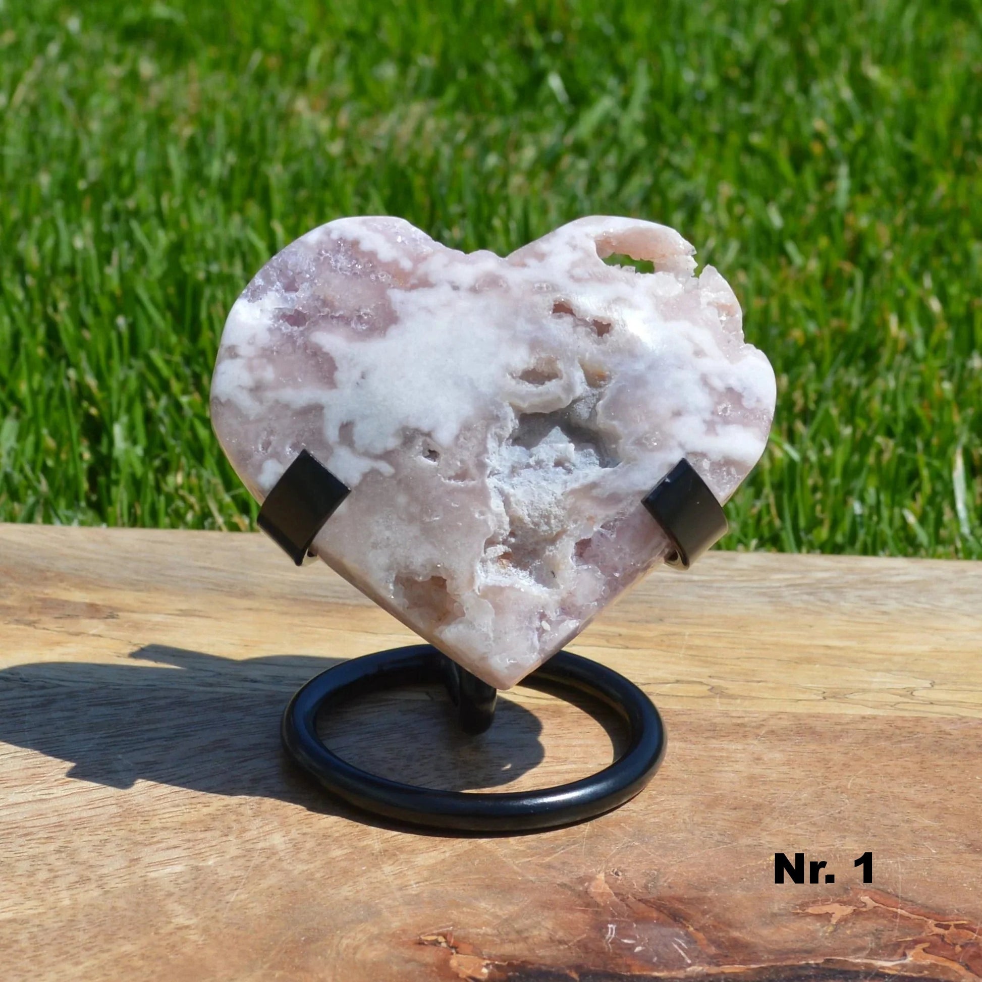 Kirschblüten-Pinkamethyst Herz auf Halterung – Vorderansicht der Nummer 1, dekorativer Naturstein, Kristall-Deko.