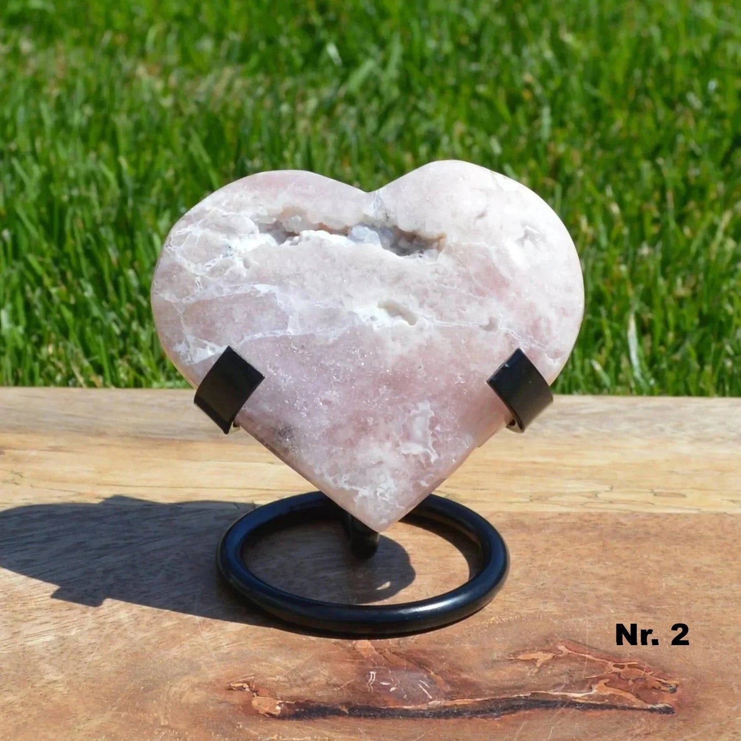 Kirschblüten-Pinkamethyst Herz auf Halterung – Vorderansicht der Nummer 2, Naturstein-Unikat als Kristall-Deko.