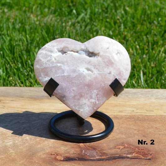 Kirschblüten-Pinkamethyst Herz auf Halterung – Vorderansicht der Nummer 2, Naturstein-Unikat als Kristall-Deko.