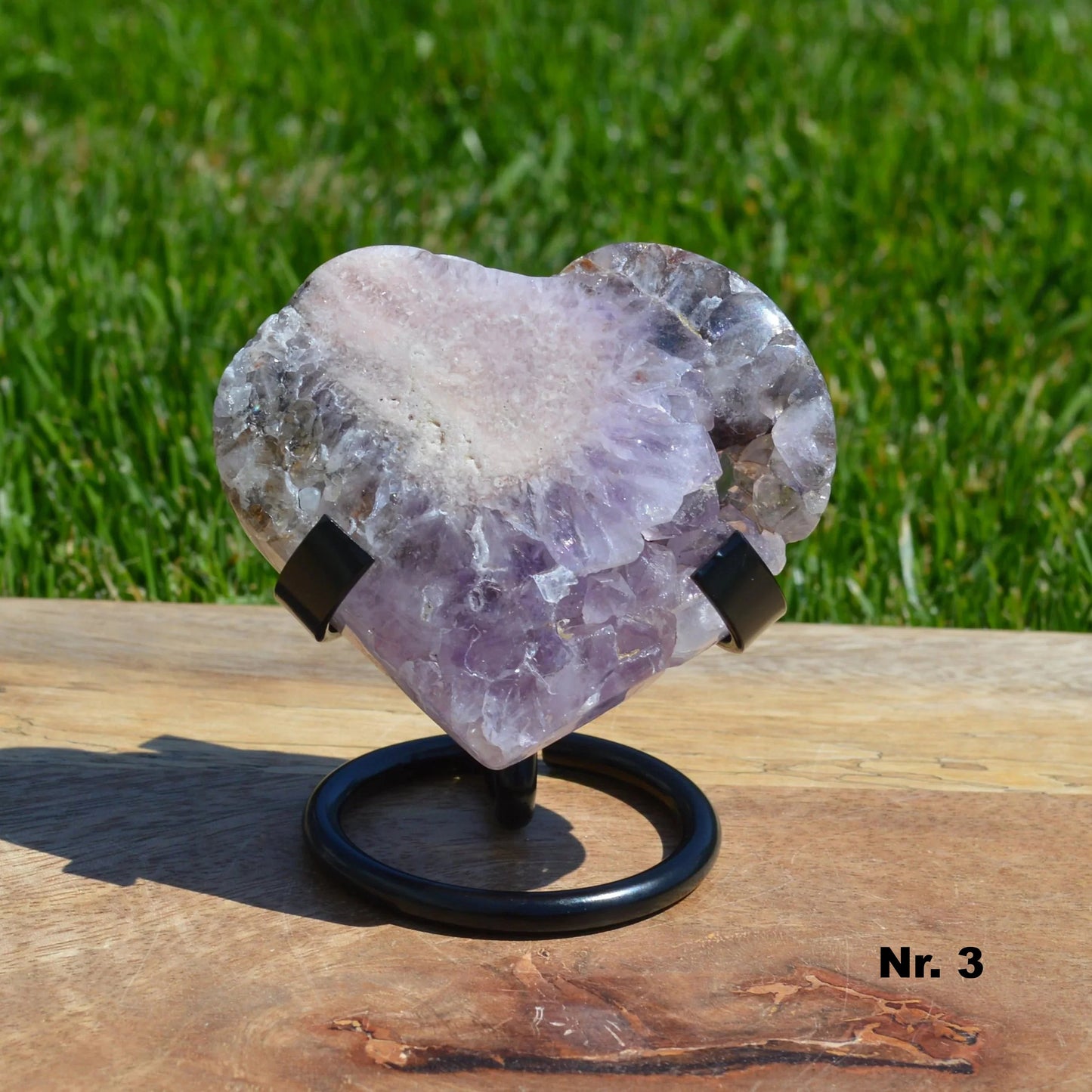 Kirschblüten-Pinkamethyst Herz auf Halterung – Vorderansicht der Nummer 3 mit leichtem Lila, wunderschöne Kristall-Deko.