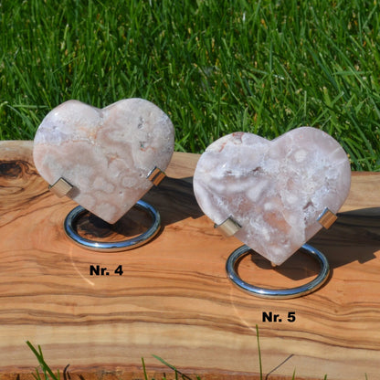 Kirschblüten-Pinkamethyst Herz auf Halterung – Vorderansicht der Nummer 4 und 5, dekorative Naturstein-Unikate.