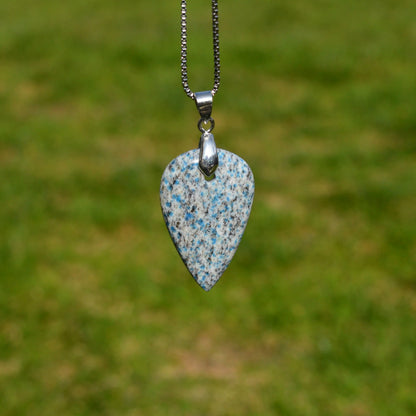 K2 Azurit in Granit Anhänger