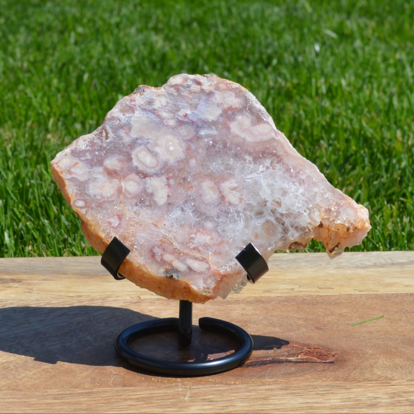 Detaillierte Ansicht der Kirschblütenachat Platte auf Halterung – wunderschöne Maserung und natürliche Farbverläufe, ideal als Geschenk oder Sammlerobjekt.