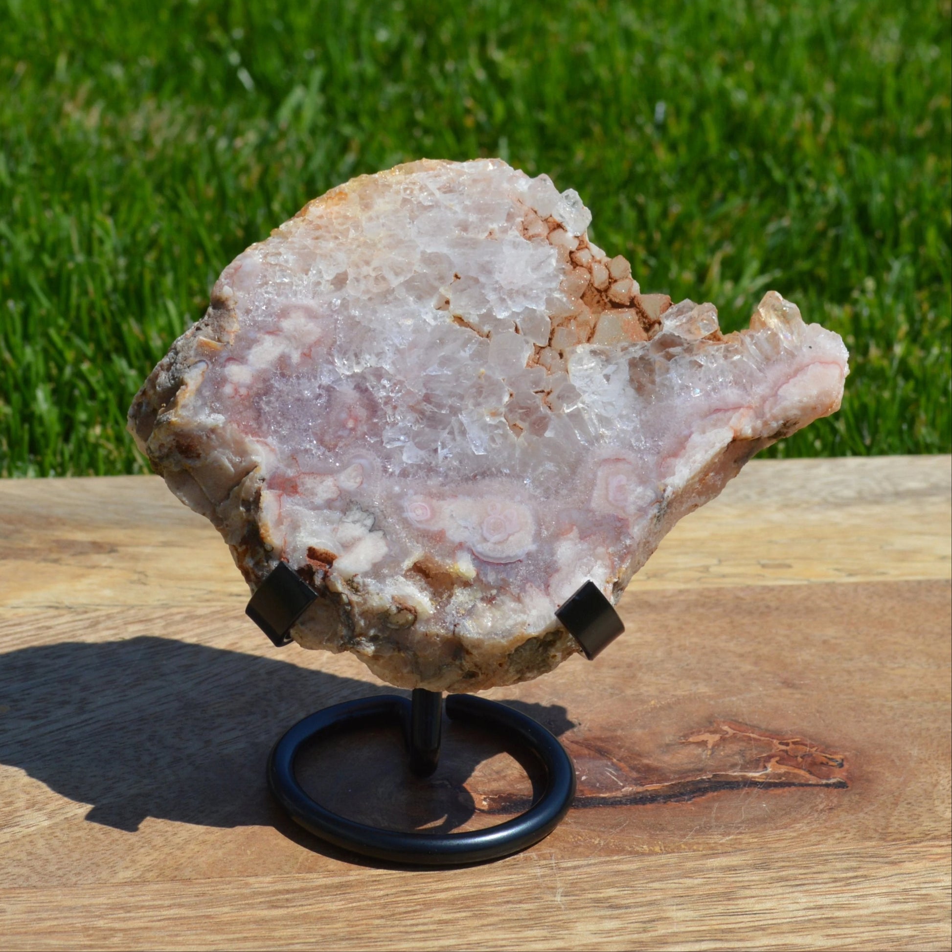 Kirschblütenachat Platte auf Halterung – Rückseite einzigartige Naturstein-Dekoration für Wohnzimmer, Büro mit typischem Blumenmuster.