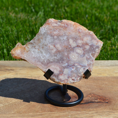 Kirschblütenachat Platte auf Halterung in zarten Rosa- und Weißtönen, dekorativer Naturstein mit typischem Blumenmuster.