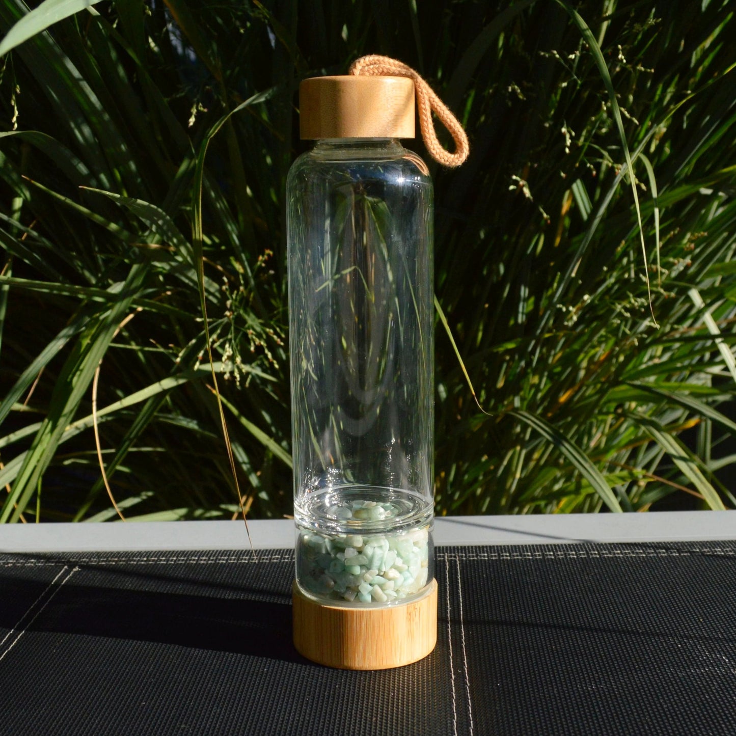 Kristall Trinflasche (Wasserflasche) aus Glas mit Amazonit Steinen.