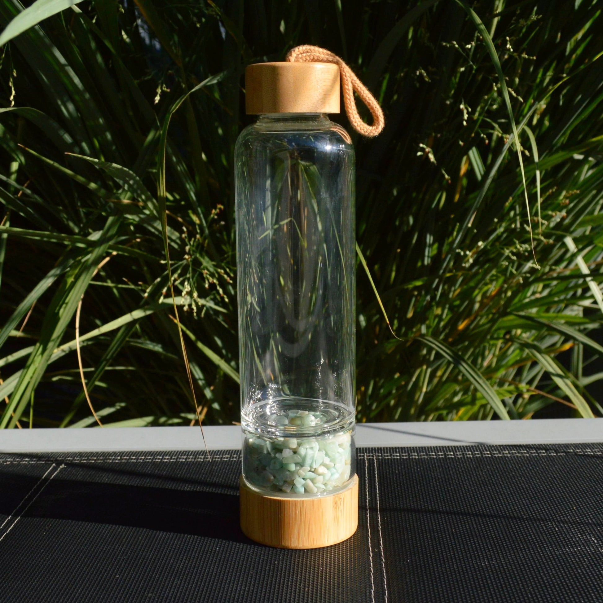 Kristall Trinflasche (Wasserflasche) aus Glas mit Amazonit Steinen.